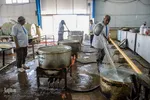 پخت غذا برای سیل‌زدگان خوزستانی توسط مواکب خمینی‌شهر
