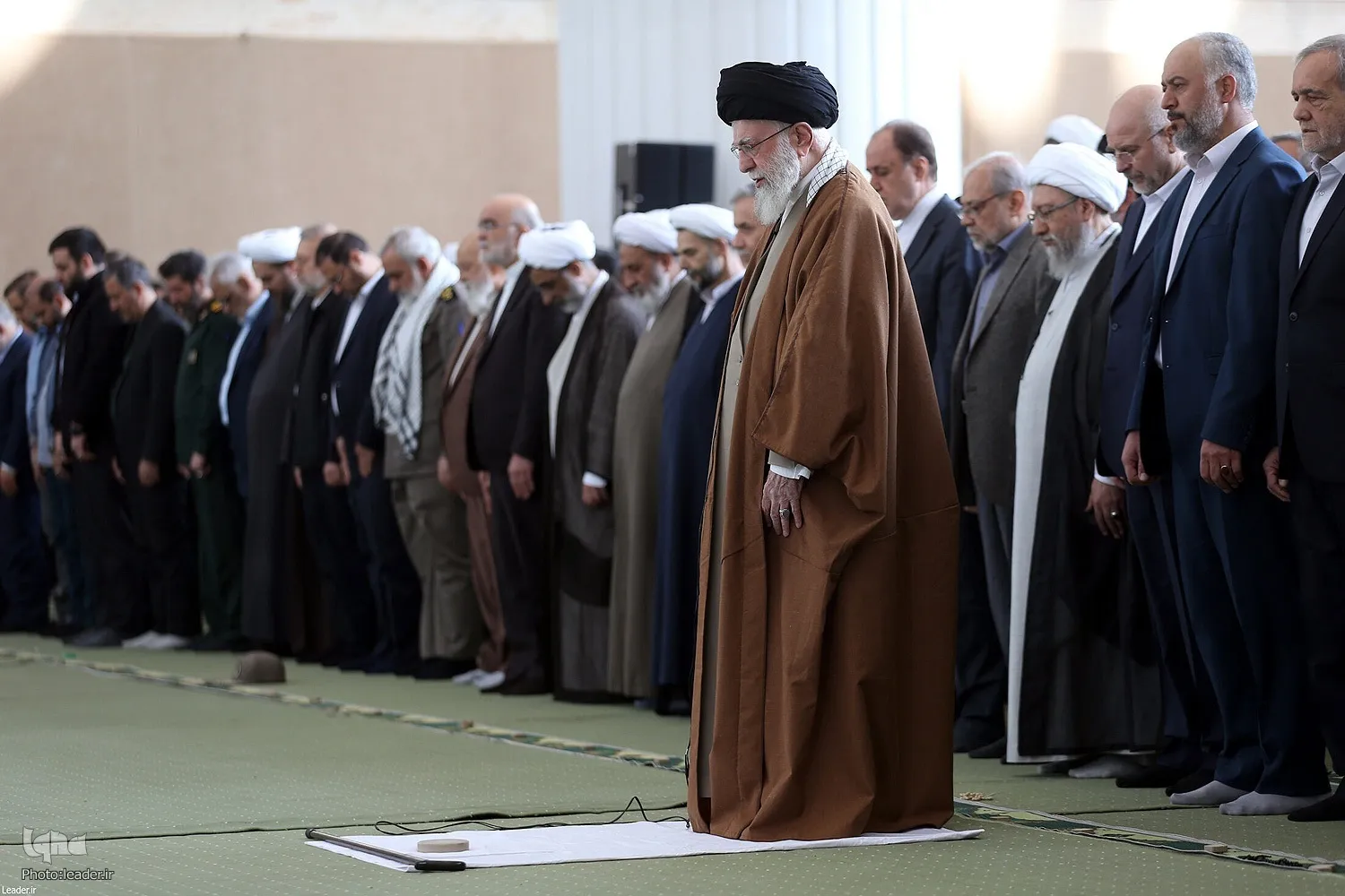 تقرير مصور | صلاة عيد الفطر في طهران بإمامة قائد الثورة الاسلامية