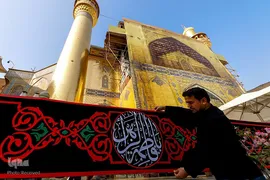 نصب کتیبه ها و پرچمهای عزا به مناسبت شهادت حضرت صدیقه طاهره (علیهاالسلام ) در حرم مطهر حضرت امیرالمومنین (علیه السلام)