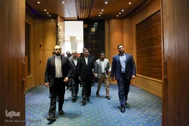 ورود اسحاق جهانگیری، معاون اول رئیس جمهور به سالن برگزاری اختتامیه دهمین جشنواره بین‌المللی فارابی
