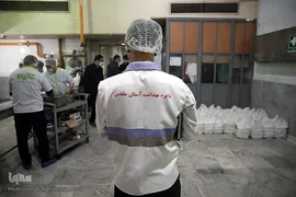 توزیع غذای حضرتی آستان مقدس حضرت عبدالظیم حسنی(ع) میان بیماران کرونایی بستری در بیمارستان فیروزآبادی شهر ری