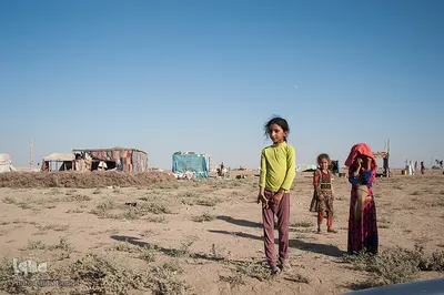 کودکان در اردگاه موقت بحره؛ فقدان کمک‌های انسانی منجر به کمبود غذا شده است؛ غذای آوارگان این کمپ فاقد مواد مغذی ضروری برای نیازهای روزانه و مواد لازم برای رشد کودکان است.
