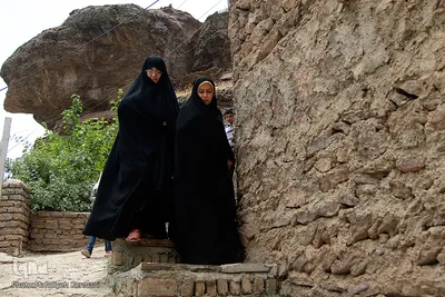زایران در حال رفتن به زیارت