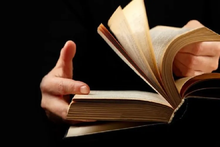 جبهه کتاب را به نفع فضای مجازی خالی نکنیم