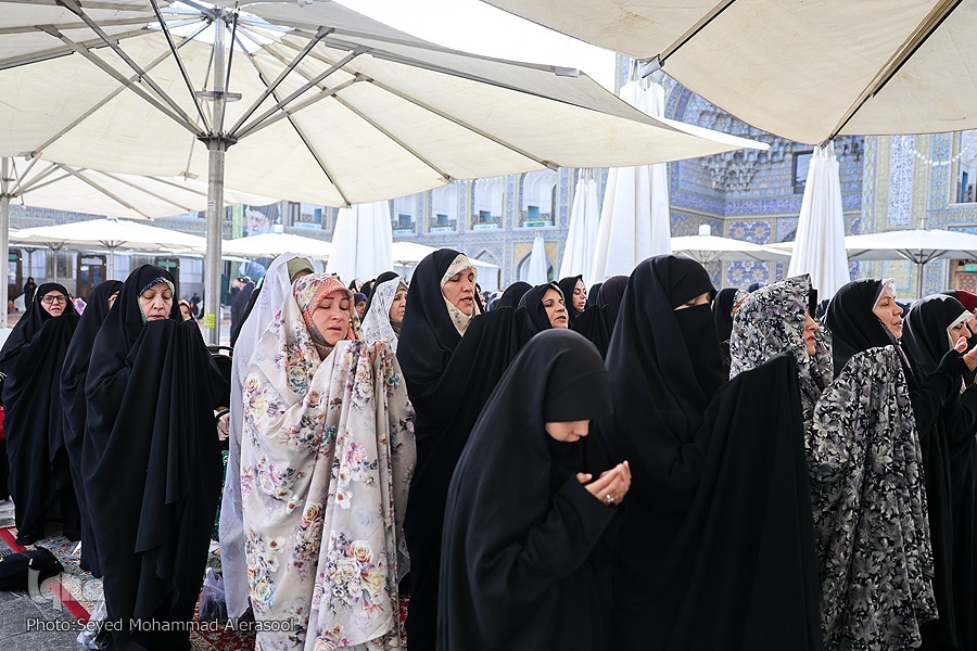 نماز در حرم رضوی