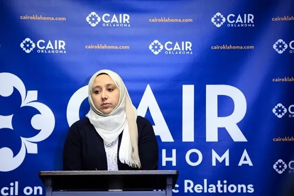 أمريكا: محجبة تتعرض لاعتداء عنصري أمام أبنائها في دالاس