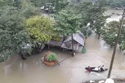 আসুন, বন্যার্ত মানুষের পাশে দাঁড়াই
