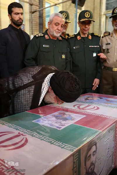 حضور رهبر معظم انقلاب در کنار پیکر شهید حججی