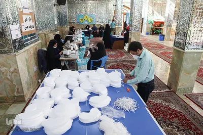 تولید ماسک توسط گروه جهادی و خادمین در امامزاده حسن(ع)