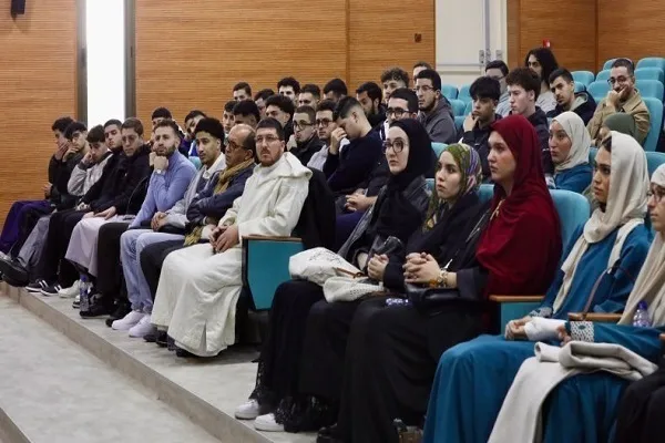 Estudiantes recitan el Corán en coro en la Gran Mezquita de Argel