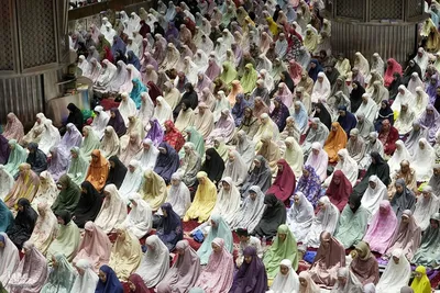 مسلمانان روزه دار در ماه مهمانی خدا