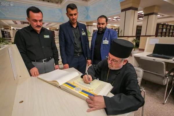 ممثل الأرثوذكس في اسبانيا يتشرف بزيارة مرقد الامام علي(ع)/ مشاركة الزائرين من 80 دولة في الأربعين الحسيني
