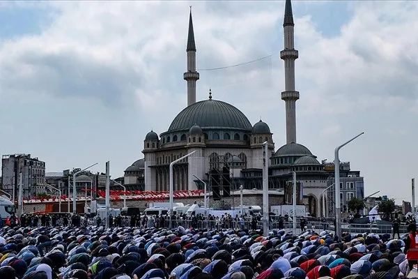 Taksim'e yapılan cami kılınan cuma namazıyla ibadete açıldı