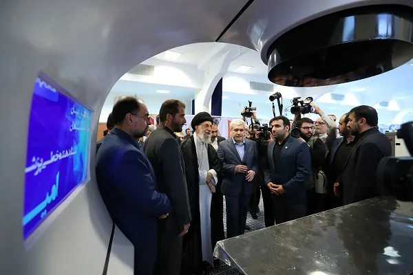 İslam Devrimi Lideri, bilgi tabanlı şirketler furarını ziyaret etti