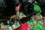 آماده‌سازی لباس همایش جهانی شیرخوارگان حسینی