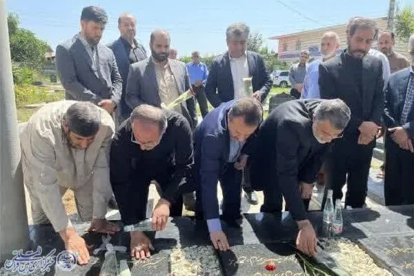 غبارروبی عطرافشانی گلزار شهدای روستای صلحدار کلا بابل برگزار شد