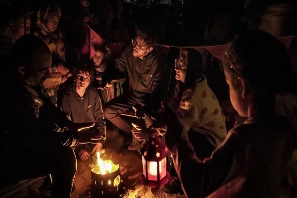 فوانيس رمضان حاضرة على أرصفة غزة المدمرة