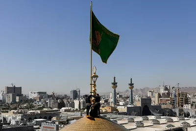 آیین تعویض پرچم گنبد منور رضوی در روز میلاد امام رضا(علیه‌السلام)