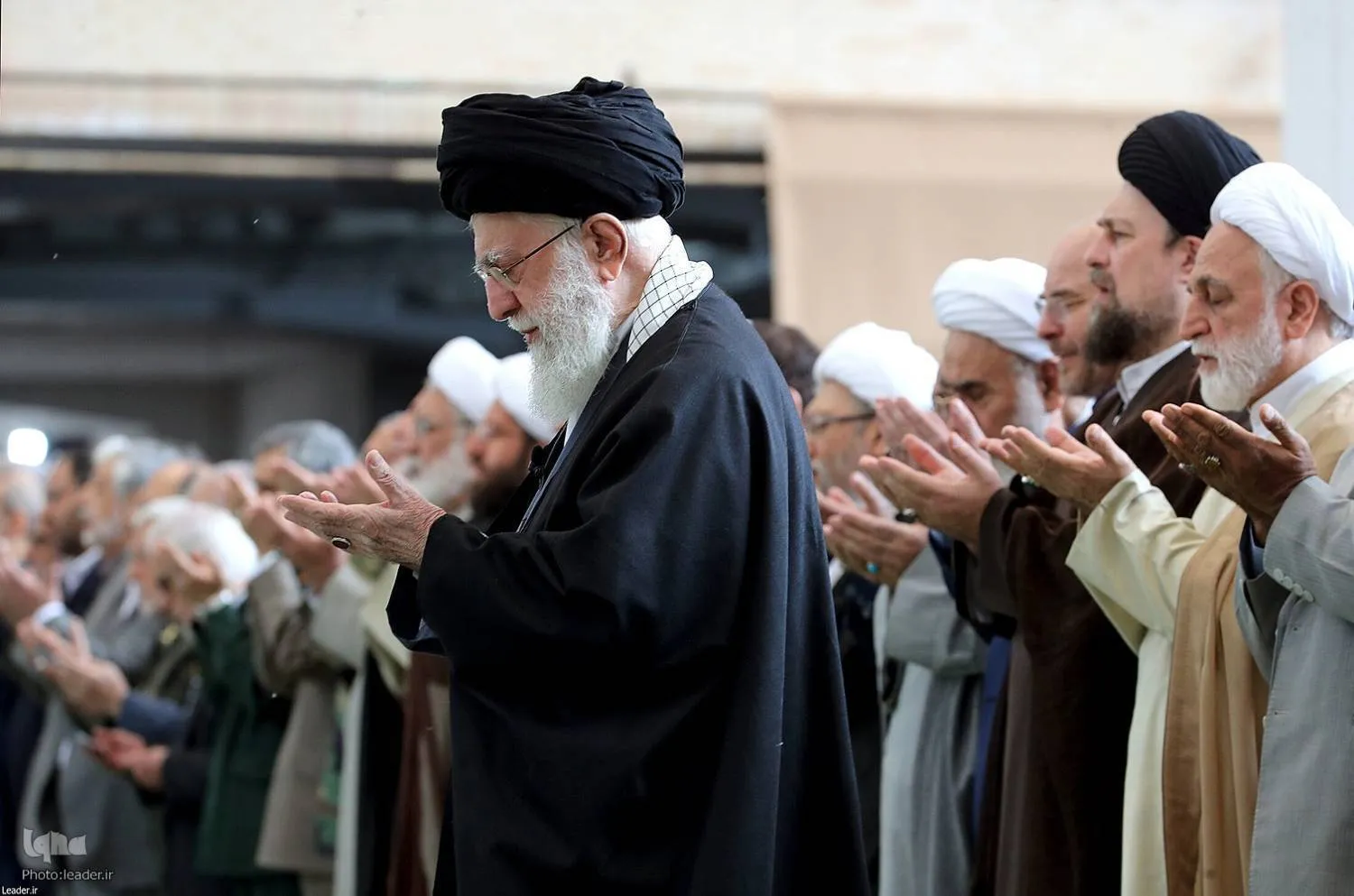 إقامة صلاة عيد الفطر بإمامة قائد الثورة الإسلامية الإیرانیة + فیدیو