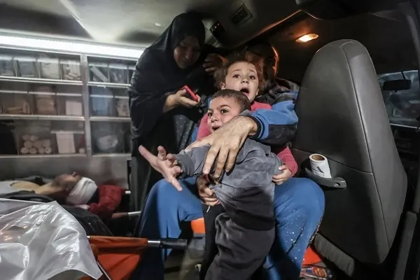 Israel ataca dos escuelas en Gaza y asesina a al menos 50 palestinos
