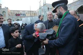 ⁨تعویض پرچم گنبد بارگاه حضرت معصومه(س)