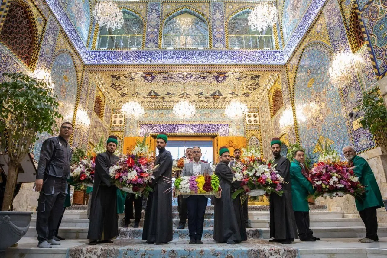 فیلم | گل‌آرایی حرم حسینی در روز ولادت امام حسن(ع)