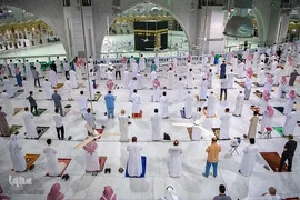 ۷ ماه پس از تعلیق مسجدالحرام، اتباع سعودی از سحرگاه نخستین روز ربیع‌الاول، همزمان با افزایش ظرفیت عمره‌گزاران به ۷۵درصد، توفیق اقامه نماز در مسجدالحرام را یافتند.  