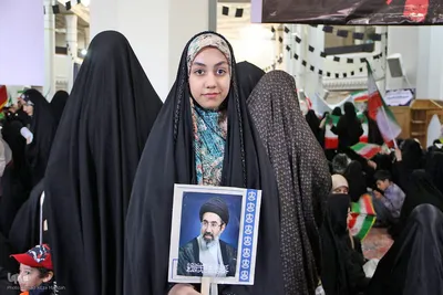 دانش آموزان شیرازی در سوگ همکلاسی های شهید