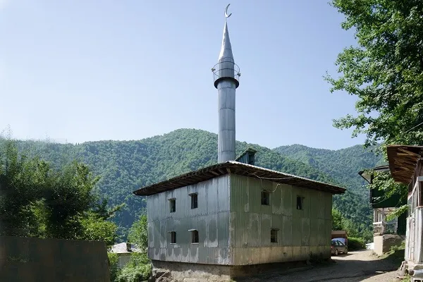 Akho; ana kapısı müzede korunan camii