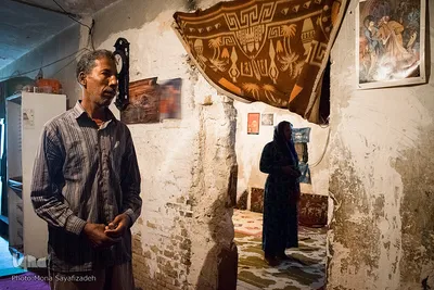 بسیاری از مردان ساکن در کوی آریا بیکار هستند و برای امرار معاش ضایعات زباله‌ها را جمع آوری می‌کنند.