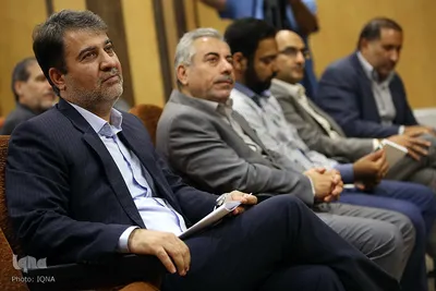 مرتضی رکن‌آبادی برادر شهید غضنفر رکن‌آبادی در مراسم رونمایی از کتاب شعر منا منهای بسیاران