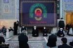 اهتزاز پرچم عزای حسینی بر فراز گنبد حرم رضوی
