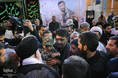 حضور رهبر معظم انقلاب در کنار پیکر شهید حججی