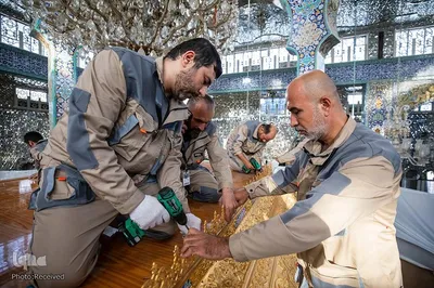 آغاز تفکیک ضریح قدیمی حرم حضرت زینب (س) توسط خادمان آستان مقدس عباسی