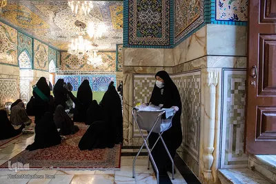 خانم هاشمی 24 سال دارد. از اسفند پارسال مشرف به خادمی امام رضا (ع) شده است.  خانم هاشمی می‌‍گوید چشم انتظار هستم تا روز شیفتم در حرم برسد چون به آرامش و انرژی زیادی میرسم و این حس قابل توصیف نیست