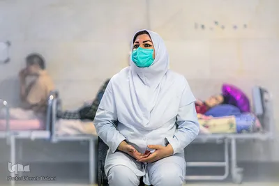 می‌داند چگونه با بچه‌ها ارتباط برقرار کند.