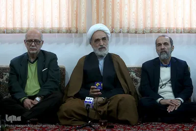 حضور جمعی از جامعه قرآنی در منزل مرحوم استاد عباس رنجبر، پیشکسوت قرآنی