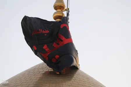 افراشتن پرچم عزا در حرم حضرت معصومه(س)