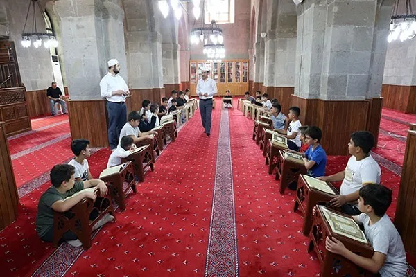 Cami imamı etkinliklerle yaz Kur'an kursunu öğrenciler için eğlenceli hale getirdi
