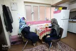 دانشجویان خوابگاهی پس از برگشت از دانشگاه اندکی استراحت می‌کنند و با هم اتاقی‌های خود عصرانه می‌خورند. 