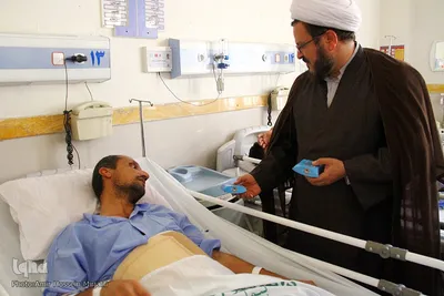 عیادت خدام امامزاده سیدجعفر محمد(ع) از مصدومان حادثه اتوبوس یزد