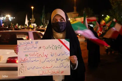 یک تکه مقوا، یک دنیا حرف؛ پلاکاردها زبان گویای میدان