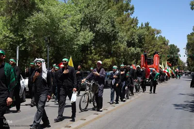 قافله عزاداری و نماز ظهر روز عاشورا در اصفهان