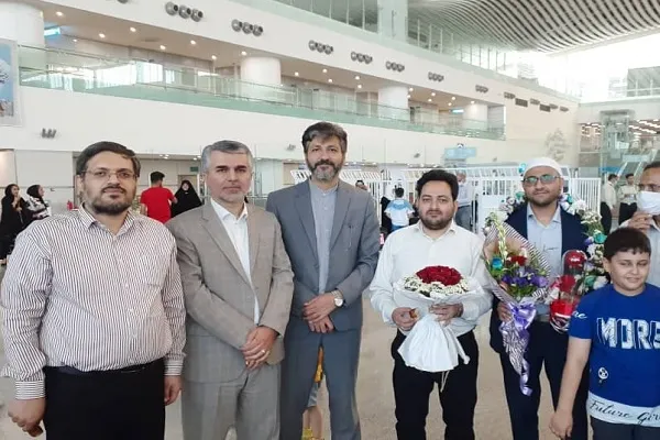 بازگشت اولین گروه از کاروان قرآنی اعزامی به حج + عکس