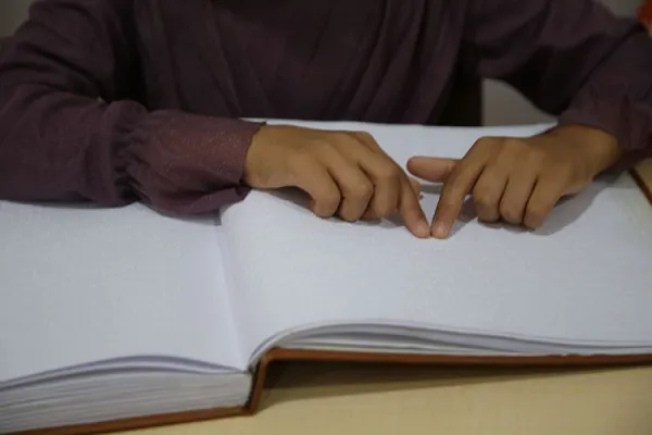 Görme engelliler, Braille alfabesiyle Kur'an-ı Kerim okuyor