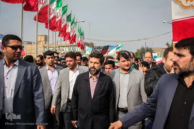 غلامرضا شریعتی استاندار خوزستان در راهپیمایی ۲۲ بهمن در اهواز
