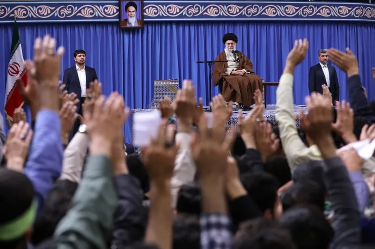 هزاران نفر از دانش‌آموزان و دانشجویان با رهبر معظم انقلاب دیدار می‌کنند