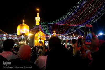تعویض پرچم گنبد حرم امام رضا(ع)‎