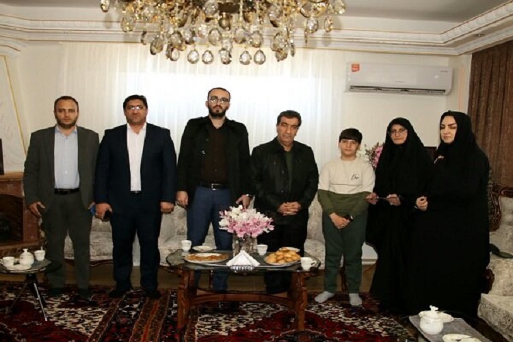 دیدار شهردار منطقه ۴ تبریز با خانواده شهید «مهدی روکش»