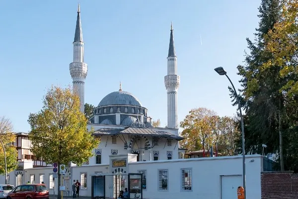 Almanya'da 12 cami derneğinden sokakta yaşayanlara yardım eli